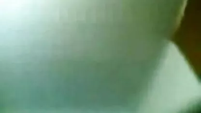 یک جوان دانشجو با پرانتز و نگه فیلم سوپر محارم سفید کننده